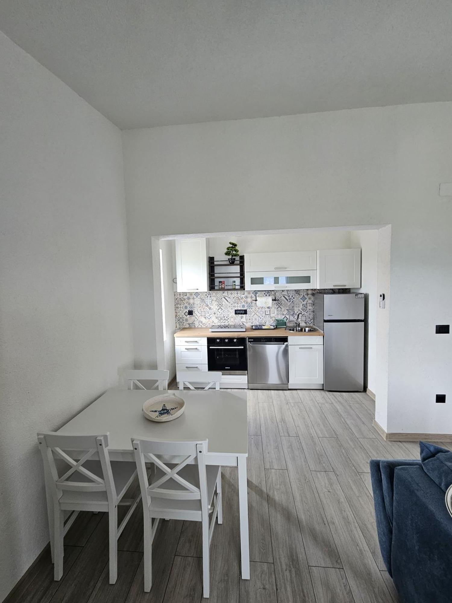 Apartmani 1 Pinezici エクステリア 写真
