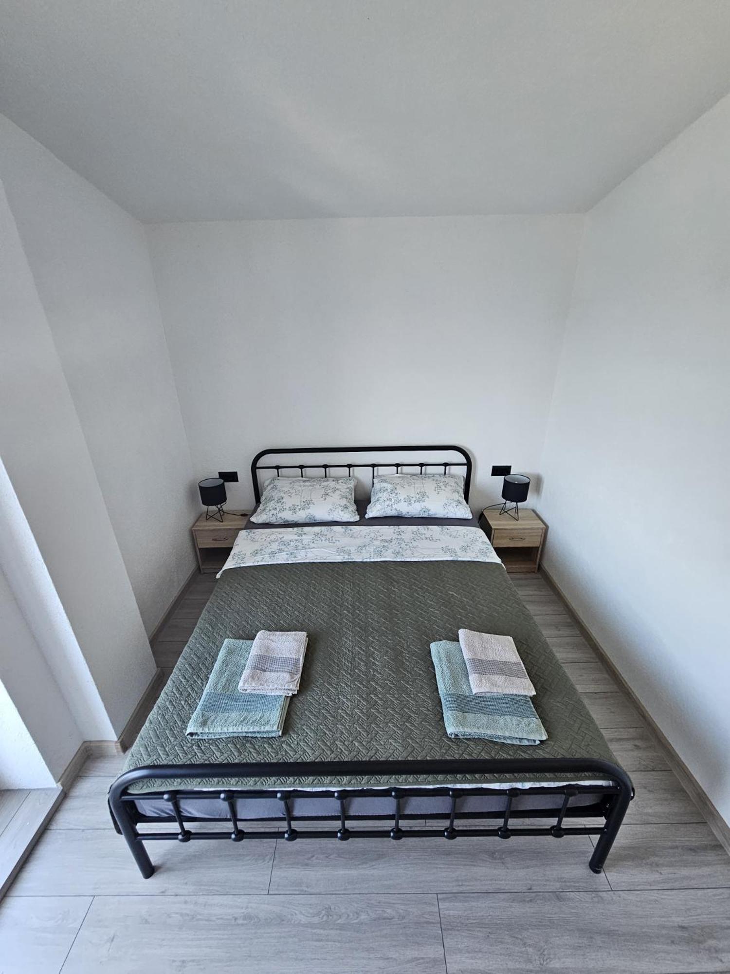 Apartmani 1 Pinezici エクステリア 写真