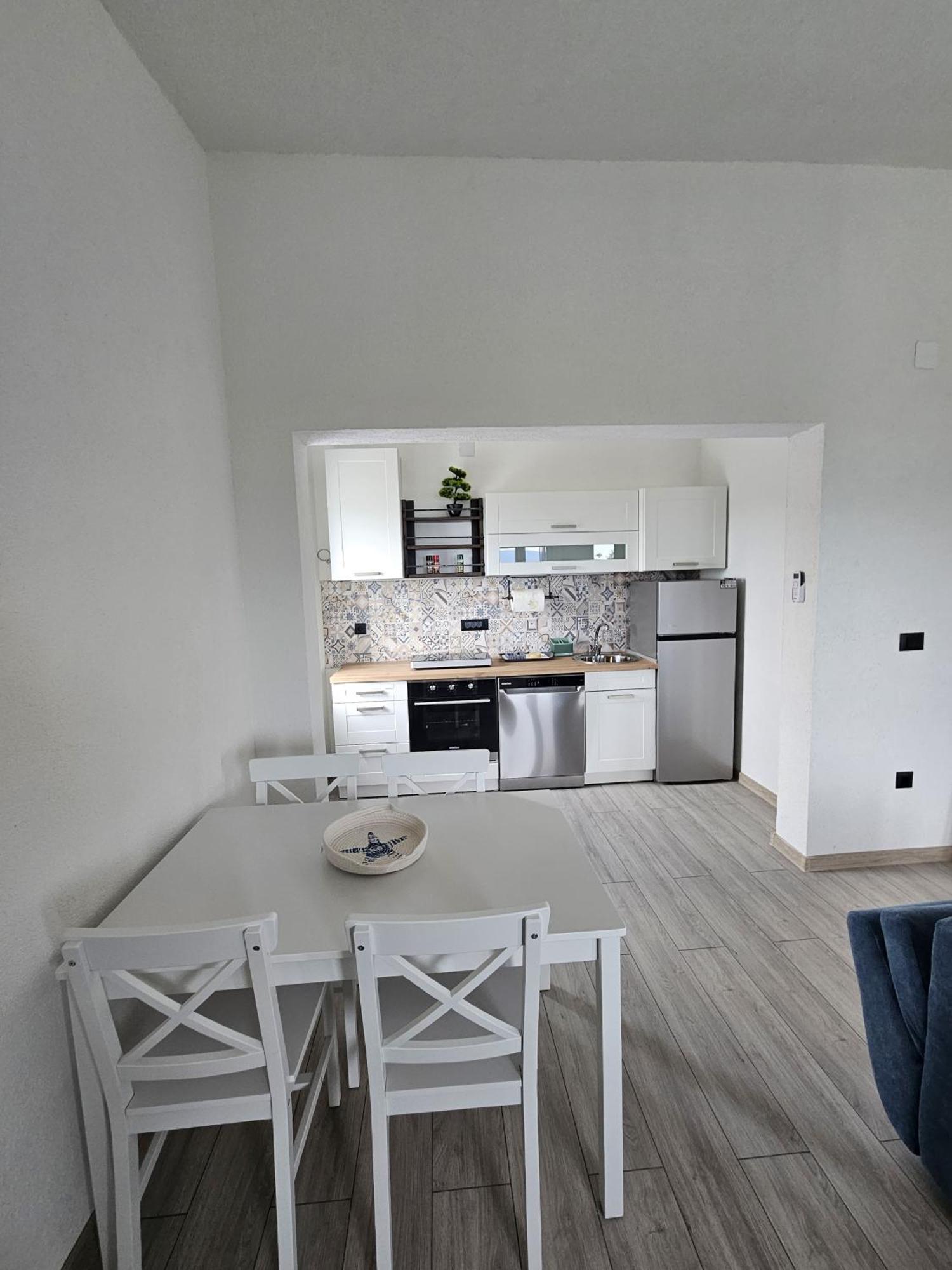 Apartmani 1 Pinezici エクステリア 写真